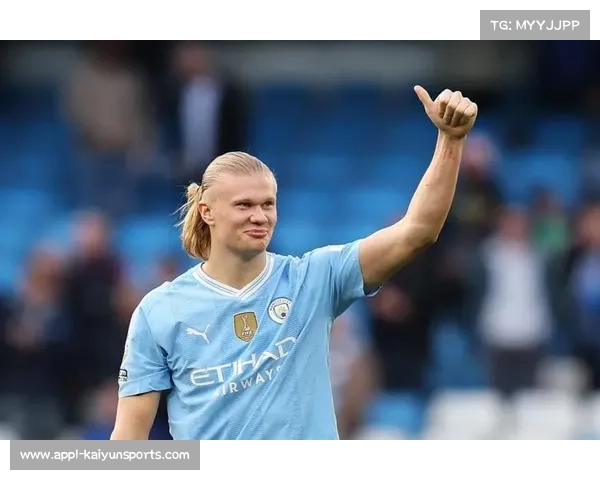 世界杯奖杯巡展抵达奥斯陆，哈兰德与小球迷互动